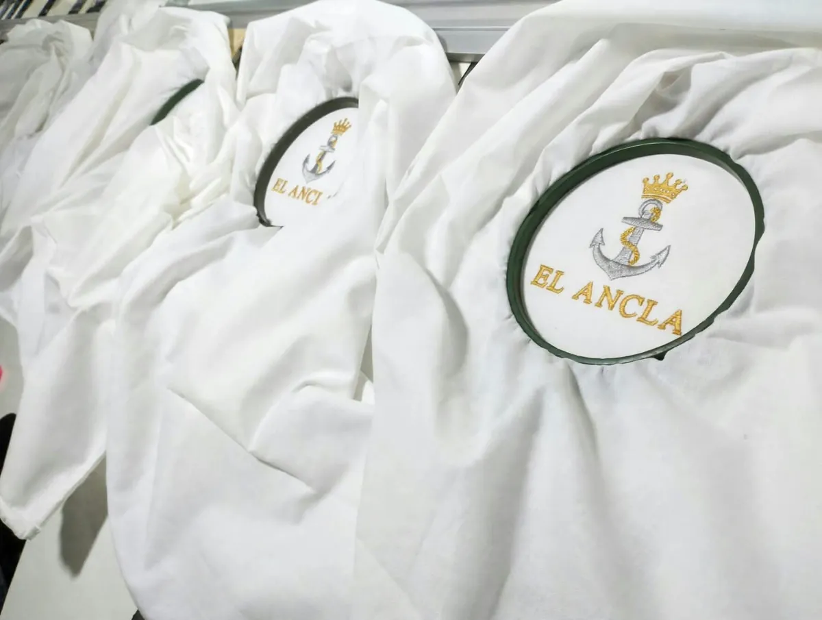 Sábanas con logo bordado de un hotel